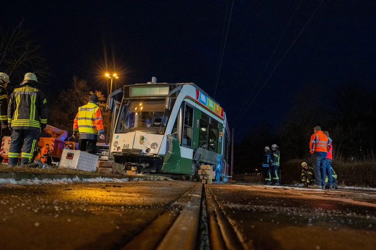 Mehrere Menschen wurden durch den Zusammenstoß verletzt. — © Stefan Puchner/dpa