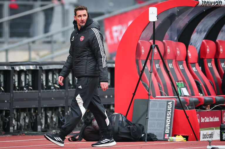 Trainer Miroslav Klose hofft auf einen Erfolg in Paderborn. (Archivbild) — © Daniel Karmann/dpa