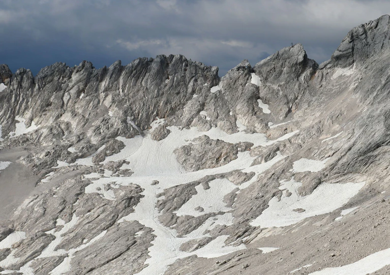 Wenn es im Gebirge zunehmend wärmer wird, gehen immer mehr Gletscher verloren. (Archivbild) — © Angelika Warmuth/dpa