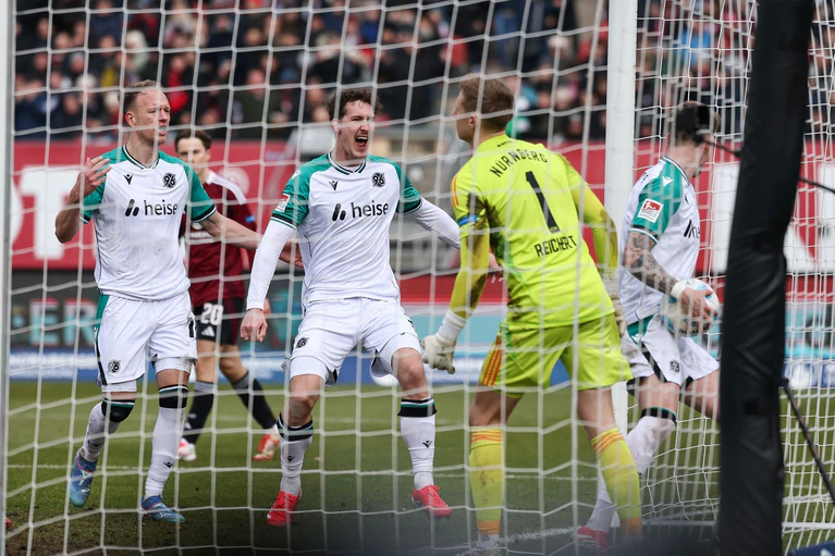 Joshua Knight lässt Hannover 96 jubeln. — © Daniel Löb/dpa