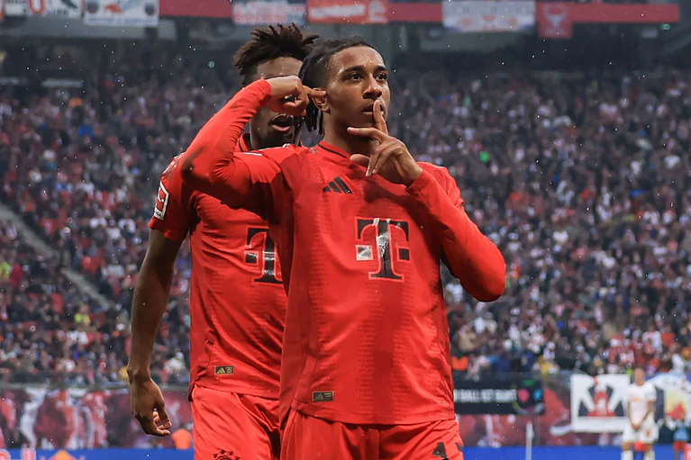 Michael Olise traf für die Bayern zum Ausgleich. — © Jan Woitas/dpa