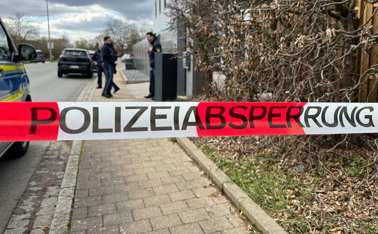 Die Leichen von einem Mann, einer Frau und einem Kind wurden in Pommelsbrunn bei Nürnberg gefunden.  — © Lars Haubner/NEWS5/dpa