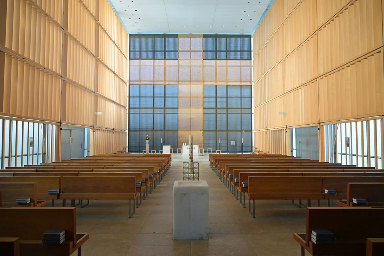 Die Herz Jesu-Kirche lockt mit ihrer ungewöhnlichen Architektur viele Besucher an. — © Malin Wunderlich/dpa