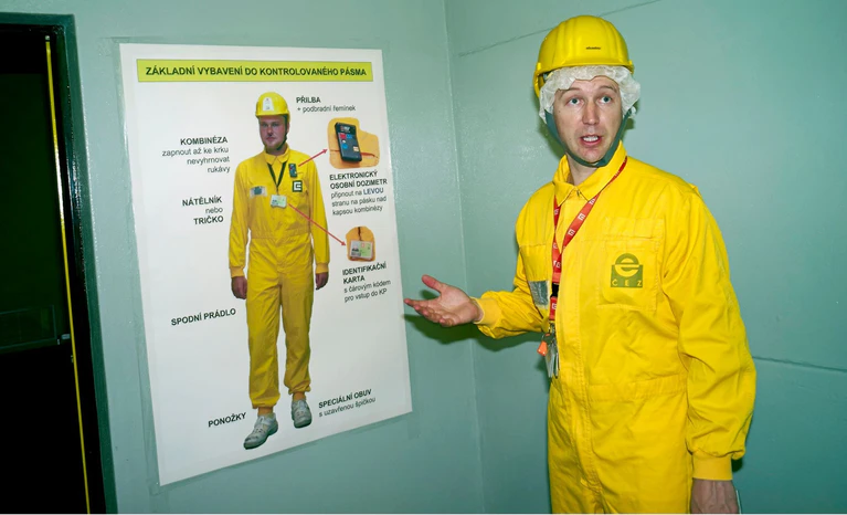 Der Sprecher des Atomkraftwerks Temelin, Marek Svitak, erklärt die Schutzmaßnahmen im Kontrollbereich des Kraftwerks. Ergänzt werden soll die Anlage künftig um einen neuen Kleinreaktor. (Archivbild) — © Michael Heitmann/dpa