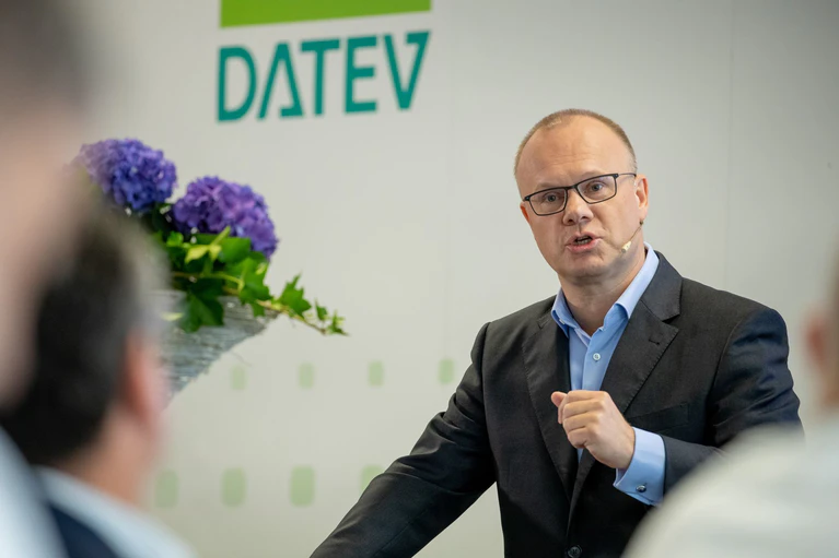 Robert Mayr, Chef des IT-Dienstleisters Datev, sieht vor allem Kleinstunternehmen als Verlierer der Wirtschaftskrise (Archivbild) — © Daniel Karmann/dpa