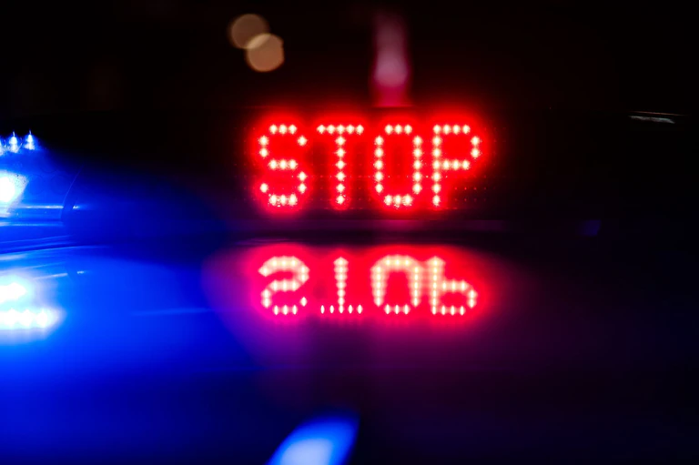 Ein Fahranfänger überholte mit zu hoher Geschwindigkeit eine Zivilstreife der Polizei. (Symbolbild) — © Robert Michael/dpa