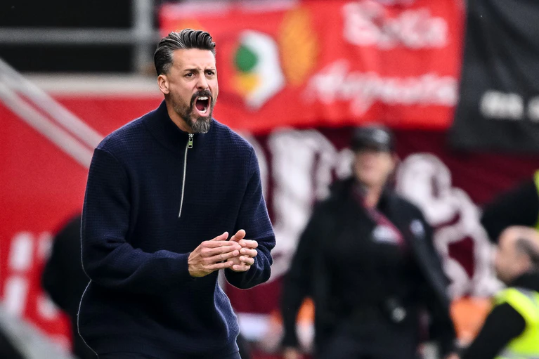 Sandro Wagner verlor mit dem FCA zum vierten Mal in Serie. — © Harry Langer/dpa
