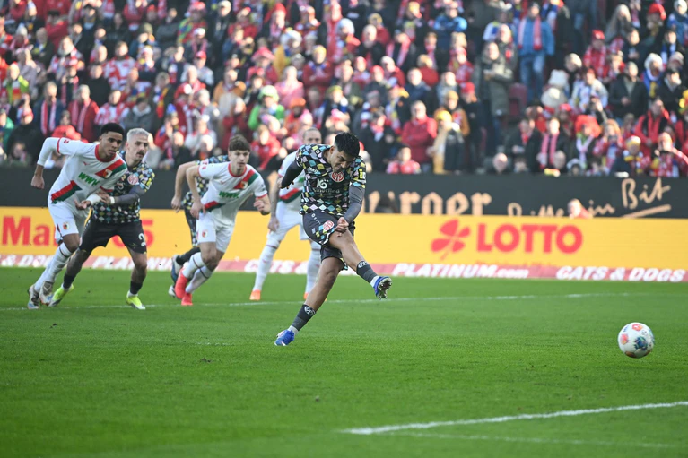 Nutzte den fragwürdigen Elfmeter zur frühen Mainzer Führung: Nadiem Amiri. — © Florian Wiegand/dpa