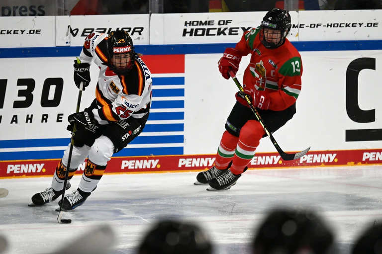 Laura Kluge (l) spielt in der nordamerikanischen Profiliga PWHL. — © Markus Lenhardt/dpa