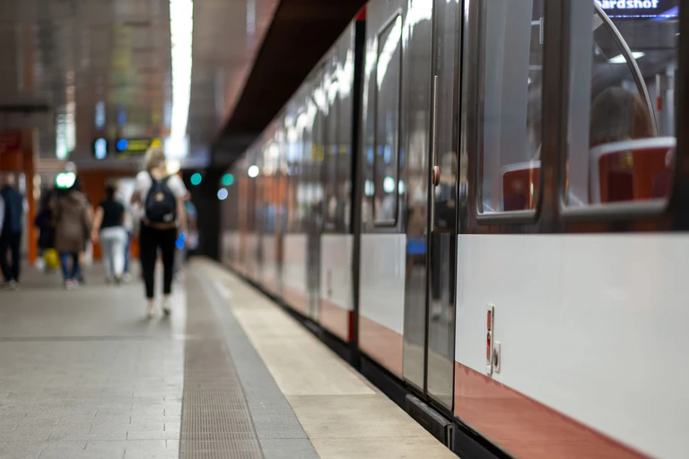 Am Nürnberger Hauptbahnhof erfasste eine U-Bahn den Mann. (Symbolbild) — © Daniel Karmann/dpa