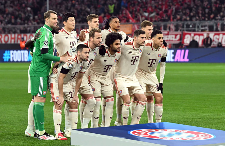 Vor dem Spiel des FC Bayern gegen Celtic Glasgow gibt es eine Gedenkminute. — © Sven Hoppe/dpa