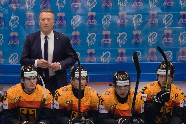 Bundestrainer Harold Kreis verzichtet beim Deutschland Cup auf zahlreiche Eishockey-Profis. — © Darko Vojinovic/AP/dpa