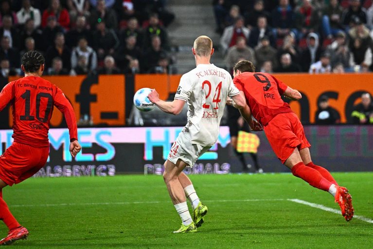 Harry Kane (r.) köpft das 2:1 für den FC Bayern. — © Tom Weller/dpa