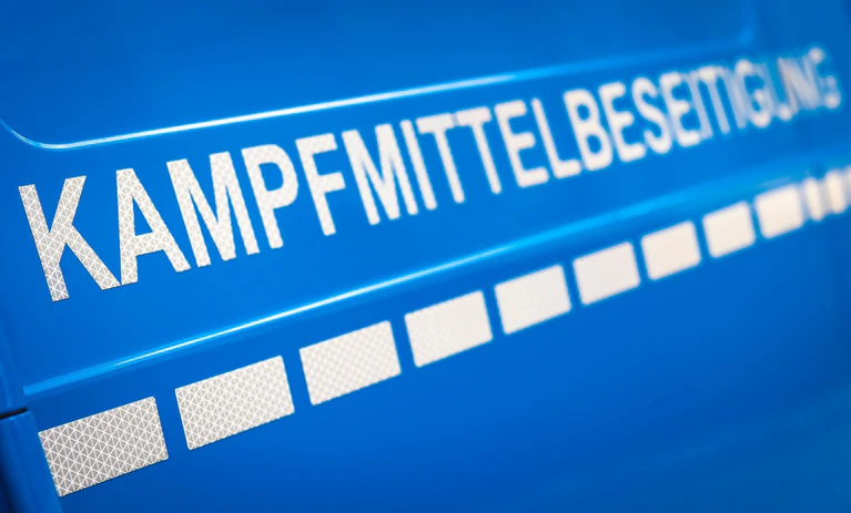 Die Polizei übergibt die Granate an den Kampfmittelbeseitigungsdienst. (Symbolbild) — © Moritz Frankenberg/dpa