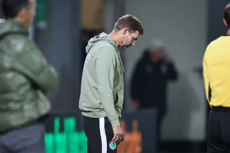 Der Druck auf Fürths Trainer Thomas Kleine wächst.  — © Daniel Karmann/dpa