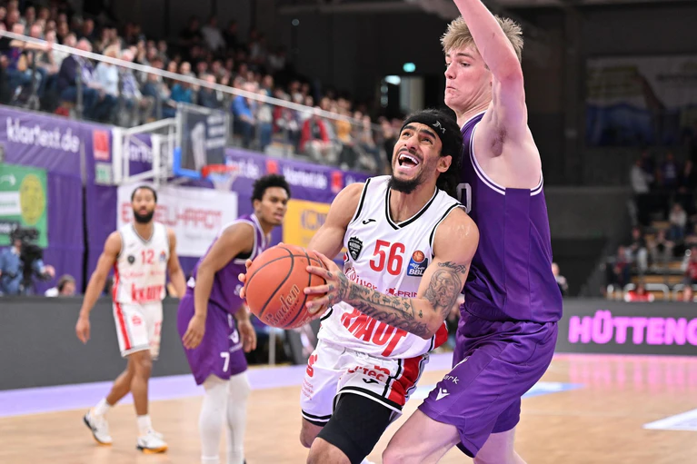 Jhivvan Jackson (l) von den Würzburg Baskets erhält die Ehrung als Wertvollster Spieler der Basketball-Bundesliga. — © Swen Pförtner/dpa