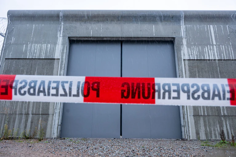 Zu den Sicherheitsmaßnahmen im Bezirkskrankenhaus Straubing gehört unter anderem ein Verbot von Kunststoffspiegeln. (Archivbild) — © Armin Weigel/dpa
