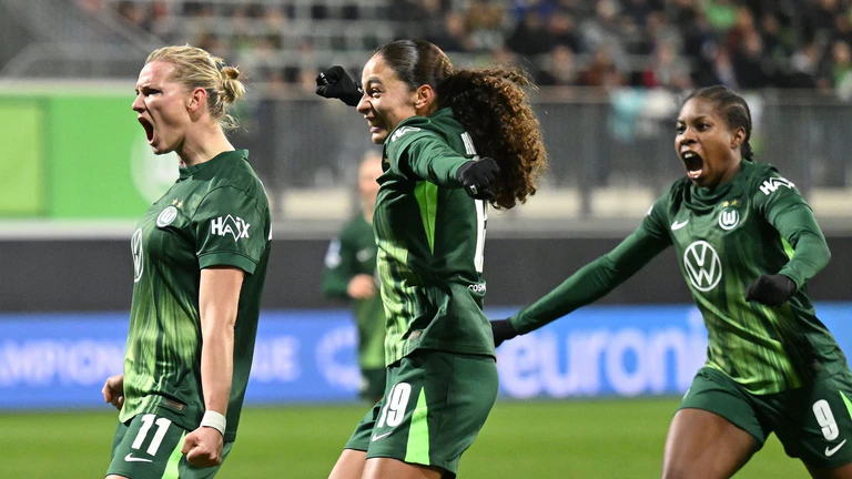 Alexandra Popp (l) jubelt nach ihrem Tor zum 1:0 für den VfL Wolfsburg. — © Swen Pförtner/dpa