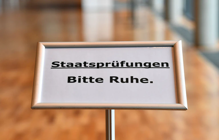 Wer sein Examen schreibt, braucht Ruhe. In München und Augsburg hat das beim Zweiten Juristischen Staatsexamen nicht geklappt. (Symbolbild) — © Martin Schutt/dpa-Zentralbild/dpa