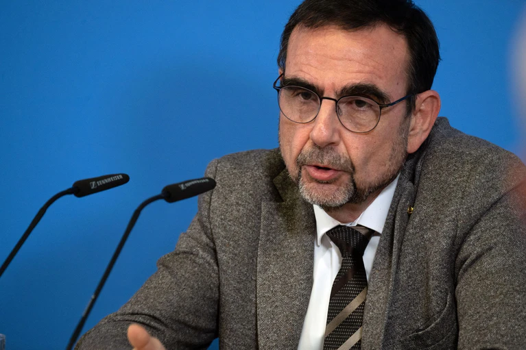 CSU-Fraktionschef Holetschek will die Kassenbeiträge von Bürgergeldempfängern zumindest teilweise aus dem Bundeshaushalt finanzieren. (Archivbild)  — © Pia Bayer/dpa