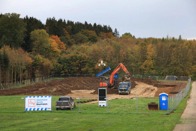 Noch steht der Bohrturm nicht. Doch das ist nur eine Frage der Zeit. Aus Sicht eines neuen Rechtsgutachtens hätte Bayern die geplante Gas-Bohrung im Landkreis Landsberg am Lech sehr wohl verhindern können. (Archivbild) — © Karl-Josef Hildenbrand/dpa
