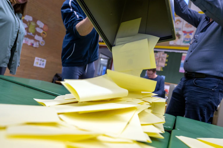 In Wülfershausen wird wegen Verdachts der Wahlfälschung ermittelt. (Symboldbild) — © Pia Bayer/dpa