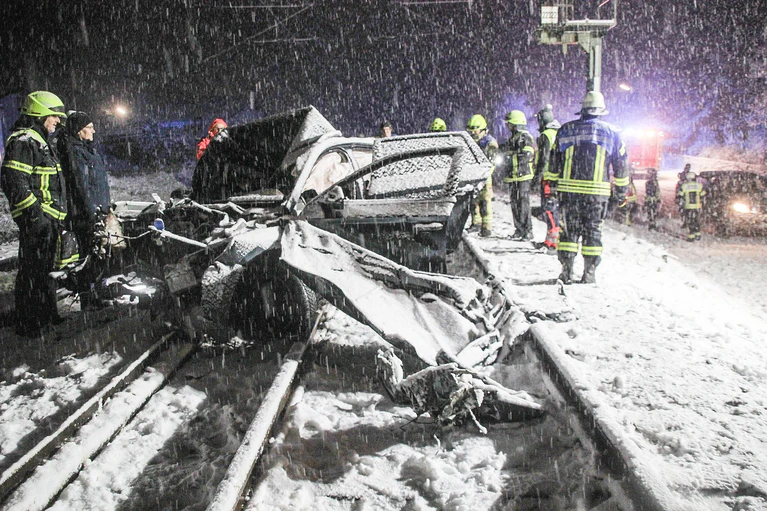 Ein Intercity erfasste bei Stephanskirchen ein aufs Gleis gerutschtes Auto. — © Josef Reisner/dpa