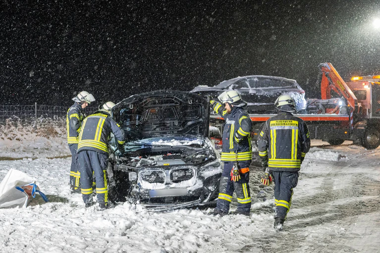 Es krachte heftig auf der B12. — © Stefan Puchner/dpa