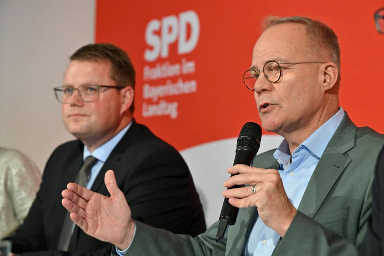 Matthias Miersch, Chef der SPD-Bundestagsfraktion (r), und Bayerns SPD-Fraktionschef Holger Grießhammer in Bad Aibling. — © Uwe Lein/dpa