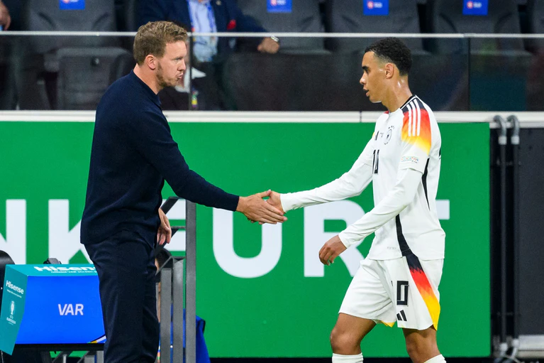 Julian Nagelsmann muss noch warten, bis er Jamal Musiala wieder im Kreis der Nationalmannschaft begrüßen kann. (Archivbild) — © Tom Weller/dpa