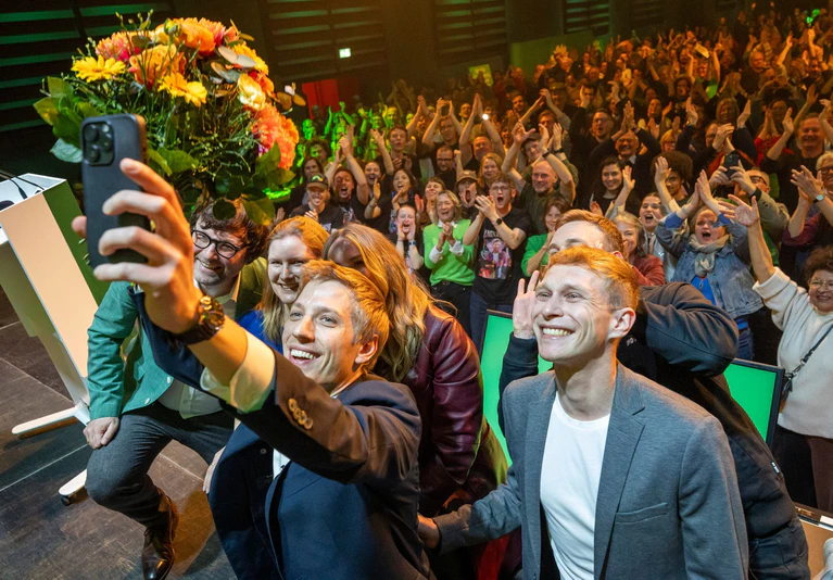 Der Moment des großen Jubels: Dieses Selfie wird Dominik Krause wohl nie löschen. Der Jubel der Grünen über das Ergebnis bei der Münchner Oberbürgermeisterwahl war in jedem Fall laut wie nie. — © Peter Kneffel/dpa