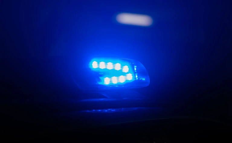 Gewaltsam verschaffen Einbrecher sich in der Nacht Zutritt zu einer Wurstbude. (Symbolbild) — © Robert Michael/dpa