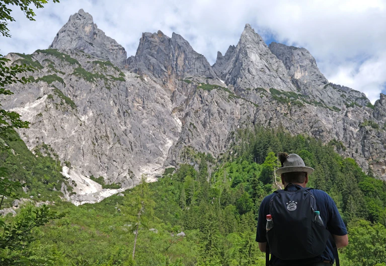 In einem Teil der Berchtesgadener Alpen besteht die Gefahr eines weiteren Felssturzes. (Symbolbild) — © Oliver Berg/dpa