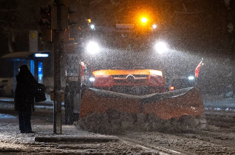 Auch am Freitag und Samstag kann es wieder glatt werden. Neben weiteren Schneefällen sei auch gefrierender Regen möglich, berichteten die Meteorologen. — © Sven Hoppe/dpa