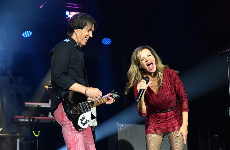 Harmonierten gut miteinander: Roxette-Urgestein Per Gessle und Neuzugang Lena Philipsson. — © Felix Hörhager/dpa