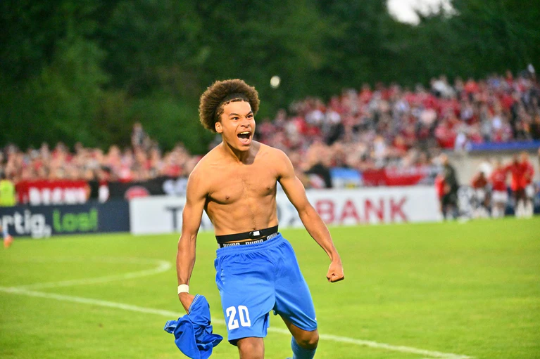 Ein Ex-Nürnberger als Pokalheld von Illertissen: Clayton Irigoyen jubelte nach seinem entscheidenden Elfmeter in Runde eins. (Archivfoto). — © Jan-Philipp Strobel/dpa