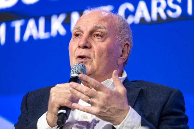 Für Bayerns Ehrenpräsidenten Uli Hoeneß ist der Ausgang im Viertelfinale der Champions League gegen Real Madrid offen. (Archivbild) — © Peter Kneffel/dpa