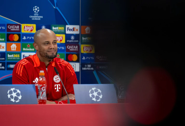 Vincent Kompany beantwortet mal wieder Fragen zum Duo Jamal Musiala und Florian Wirtz. — © Sven Hoppe/dpa