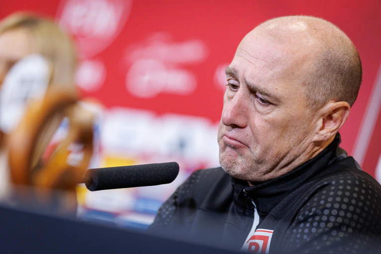 Vor der Ablösung? Jahn-Coach Joe Enochs bei der Pressekonferenz nach dem 3:8 in Nürnberg. — © Daniel Karmann/dpa