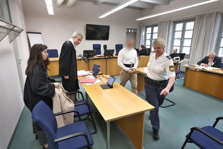 Wegen Doppelmordes an seiner Großmutter und deren Mann muss sich der Angeklagte vor dem Landgericht Memmingen verantworten. — © Karl-Josef Hildenbrand/dpa