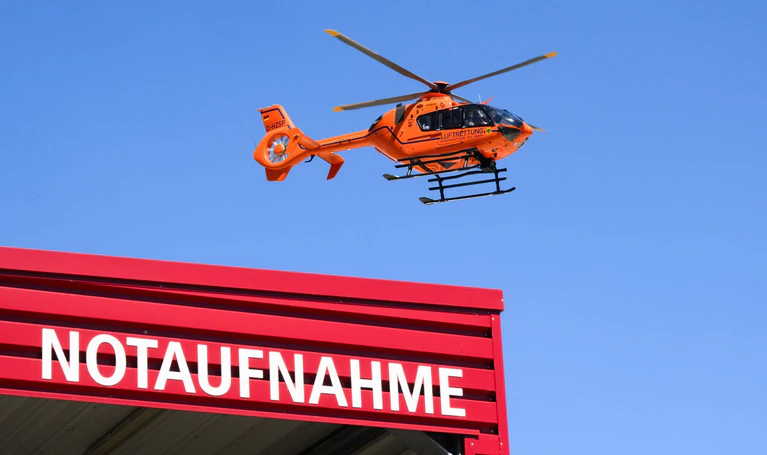 Die Kopfverletzungen des Mannes sind so schwerwiegend, dass ein Rettungshubschrauber anrückt. (Symbolbild) — © Julian Stratenschulte/dpa