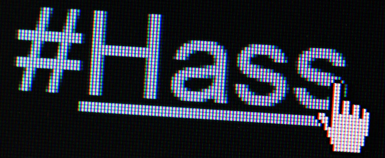 In Bayern wächst die Zahl an Straftaten bei der sogenannten Hasskriminalität massiv an. (Symbolbild) — © Lukas Schulze/dpa/ZB