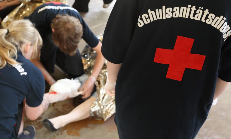 In Hessen und dem Saarland sind Wiederbelebungskurse in der Schule bereits Pflicht, NRW will folgen. (Symbolbild) — © picture alliance / dpa