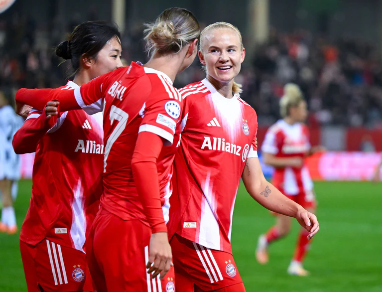 Pernille Harder (r) sorgte mit zwei Toren noch für die Wende beim Bayern-Spiel gegen Atlético Madrid. (Archivbild) — © Sven Hoppe/dpa
