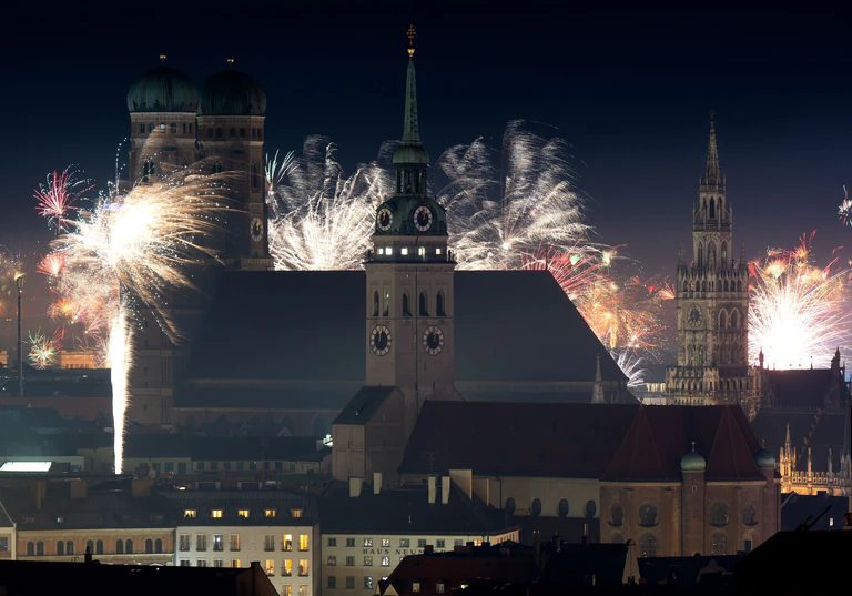 An Silvester herrscht vielerorts im Freistaat Ausnahmezustand. Das mag schön aussehen, für Menschen wie Tiere ist Feuerwerk aber eine Belastung. (Archivbild)  — © Sven Hoppe/dpa