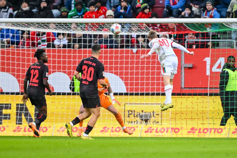 Anton Kade beweist für den FC Augsburg Köpfchen. — © Harry Langer/dpa