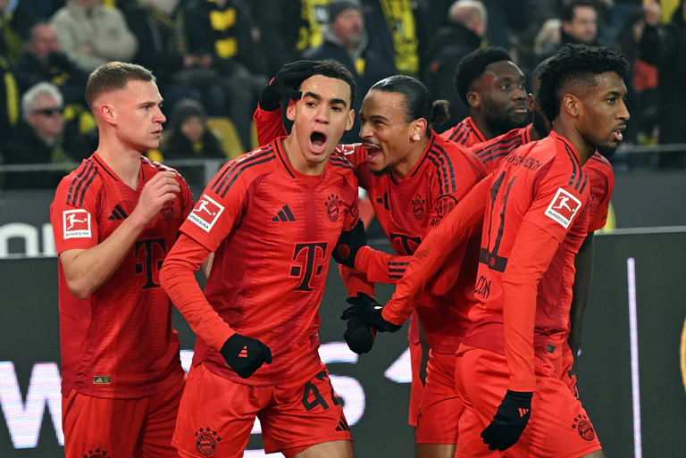 Bei Spielern wie Joshua Kimmich (l), Jamal Musiala (M) und Leroy Sané ist die Bayern-Zukunft offen. Selbiges gilt für Alphonso Davies und Kingsley Coman. — © Federico Gambarini/dpa