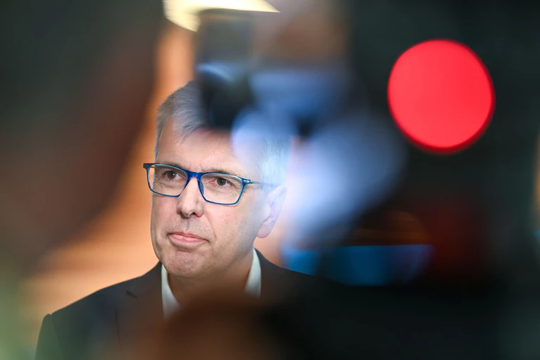 ZF-Chef Holger Klein stellt am Donnerstag die Halbjahreszahlen des Zulieferers vor. (Archvibild) — © Felix Kästle/dpa