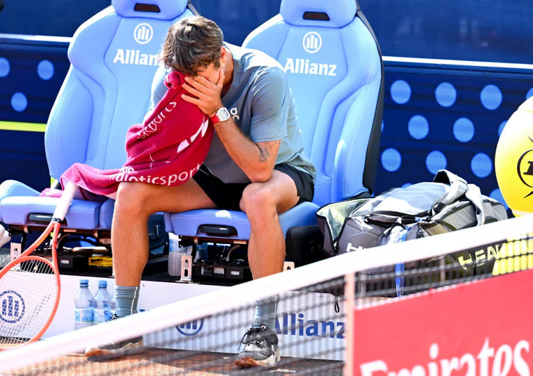 Flavio Cobolli weint nach seinem Halbfinalsieg über Alexander Zverev in München - am Tag vor dem Match war ein guter Freund gestorben. — © Sven Hoppe/dpa