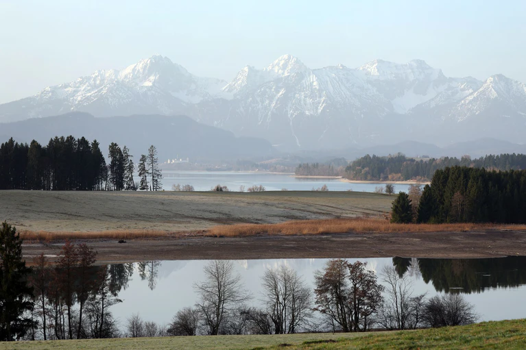 Ein bisschen Sonne, ein bisschen Wolken - das sind die Wetteraussichten für den Start in die Woche.  — © Karl-Josef Hildenbrand/dpa